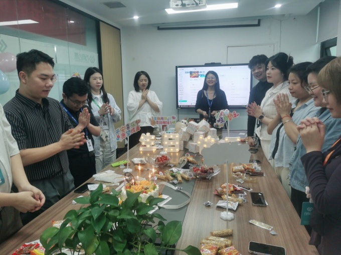 公司生日会.jpg 公司生日会.jpg
