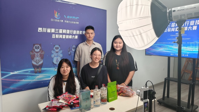 图3 我院学子参加复赛比赛_副本.jpg